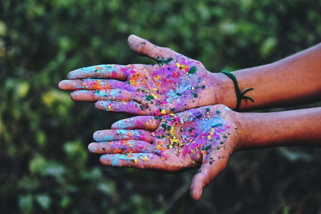 Photo close-up of hands covered in colorful paint