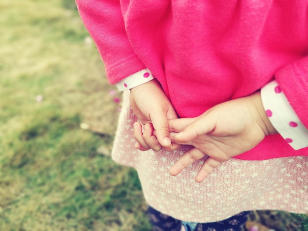 Photo close-up of hands of a girl