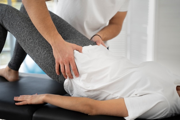 Photo close up hands helping patient with posture