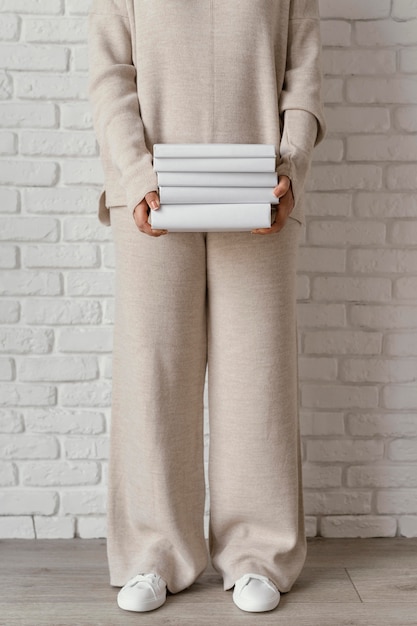 Photo close up hands holding books