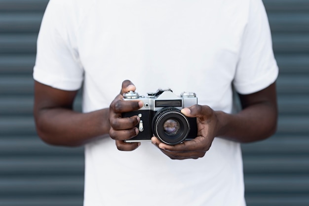 Foto chiudere le mani tenendo la fotocamera