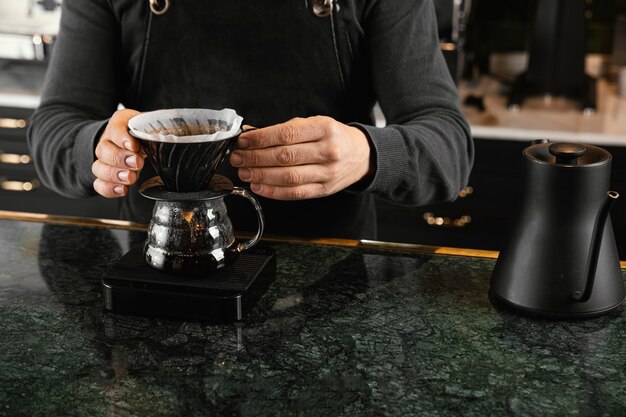 Photo close-up hands holding coffee filter