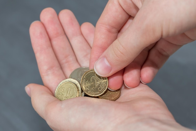 Photo close-up of hands holding coins