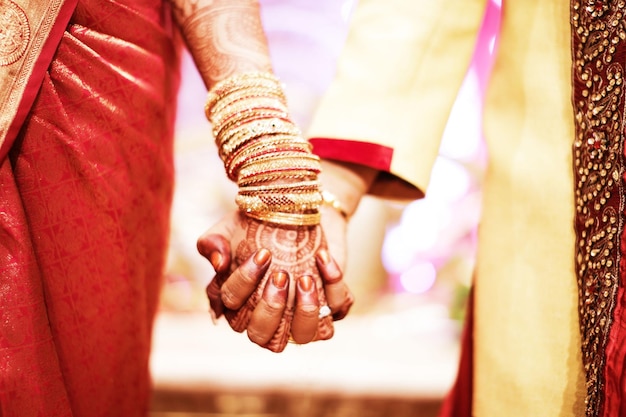 Photo close-up of hands holding cross