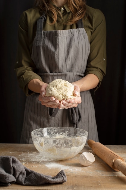 Photo close up hands holding dough