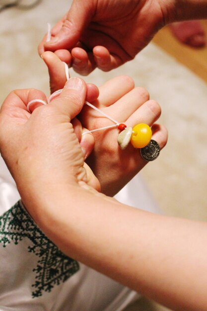 Photo close-up of hands holding hand