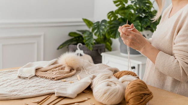 Photo close-up hands holding knitting thread