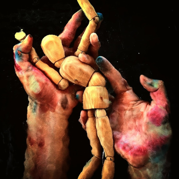 Foto close-up di mani che tengono il manichino
