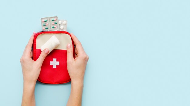 Photo close-up hands holding medical kit