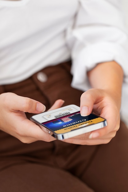 Foto chiudere le mani che tengono il telefono con l'app