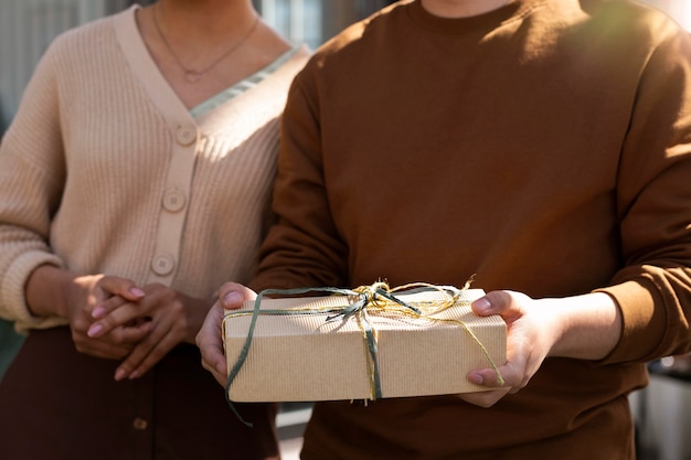 Photo close up hands holding present