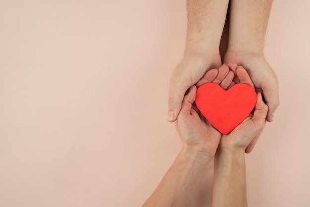 Photo close up hands holding red heart