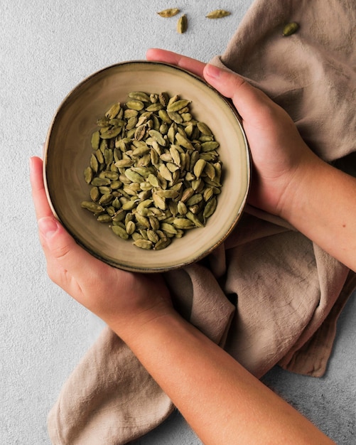 Photo close-up hands holding seeds bowl