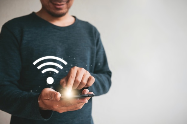 Foto chiuda sulle mani che tengono smartphone. uomo che utilizza il cellulare per connettere il wifi per il marketing e la ricerca di dati e social media su internet.concetto di investimento aziendale tecnologico