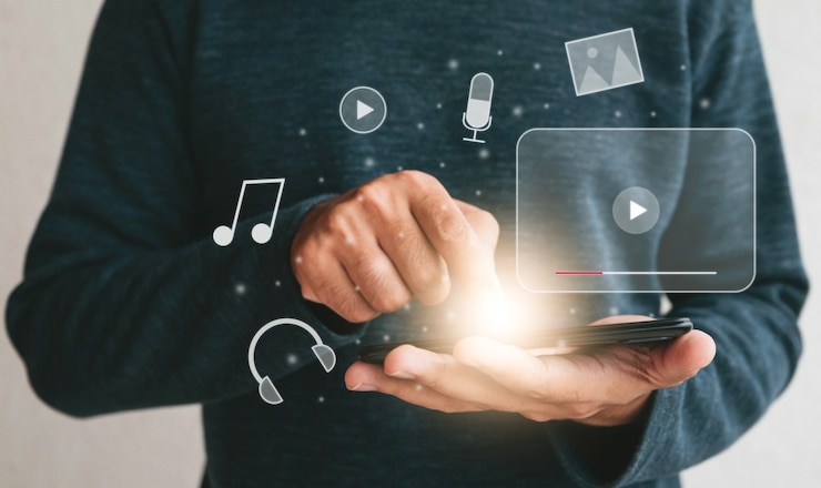 Photo close up hands holding smartphone. man using cellphone for streaming online watching video on internet live concert show or tutorial.technology business investment and education concept