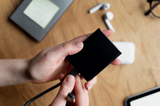 Photo close up hands holding ssd and cable