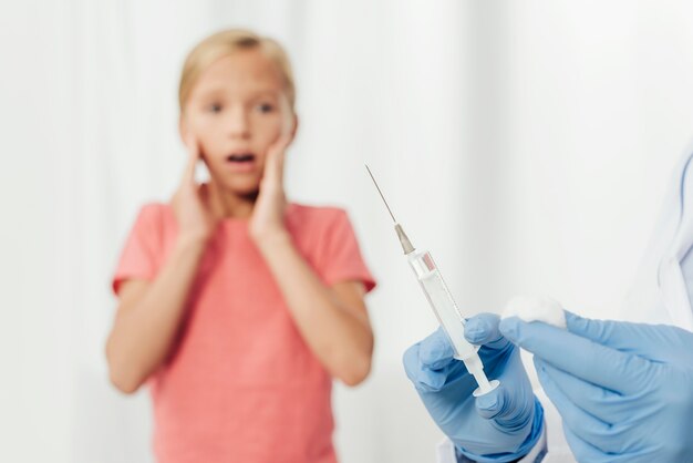 Photo close-up hands holding syringe