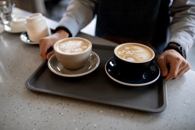 Photo close up hands holding tray