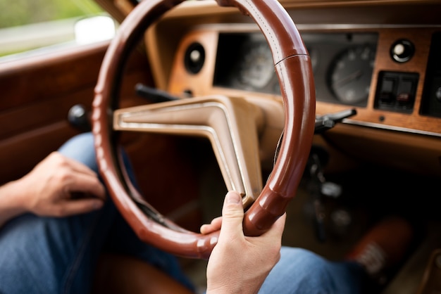 Foto chiudere le mani che tengono il volante