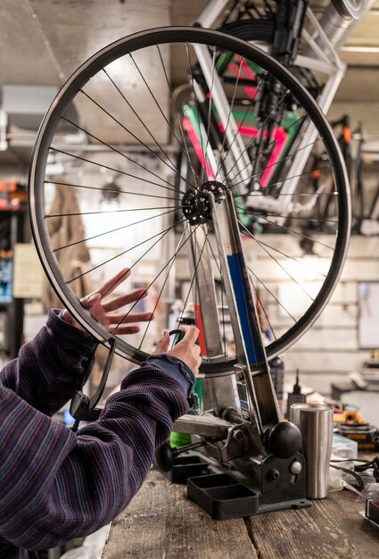 Foto chiudere le mani di gonfiare la ruota della bici