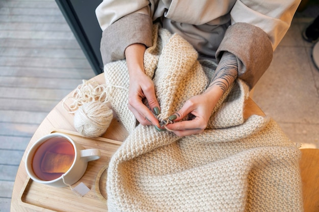 写真 自宅で編み物の手をクローズアップ