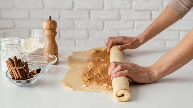 Foto chiudere le mani che fanno la pasta