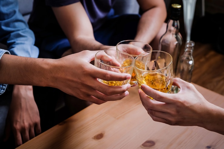 Photo close up hands of people with clinking glasses in the party