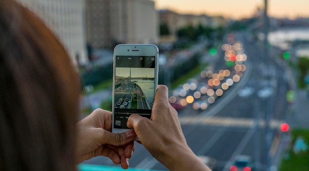 Foto close-up di mani che fotografano con il telefono cellulare