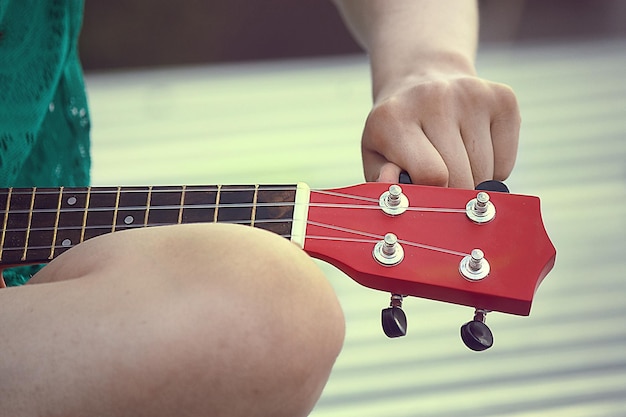 Близкий план рук, играющих на гитаре