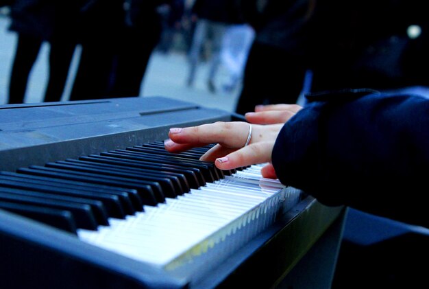 Foto close-up di mani che suonano il pianoforte