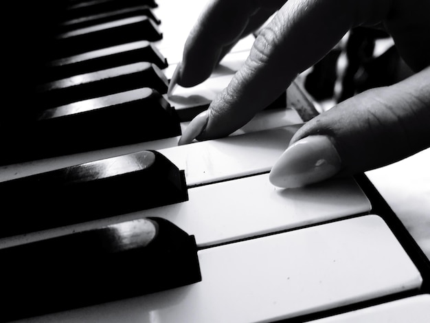 Foto close-up di mani che suonano il pianoforte