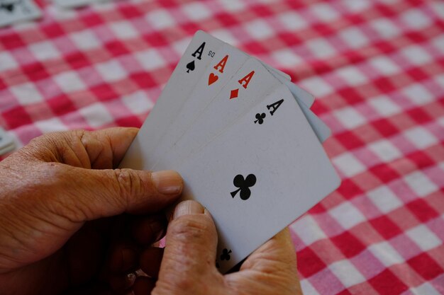 Photo close-up of hands playing piano