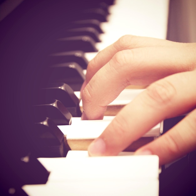 Foto close-up di mani che suonano il pianoforte