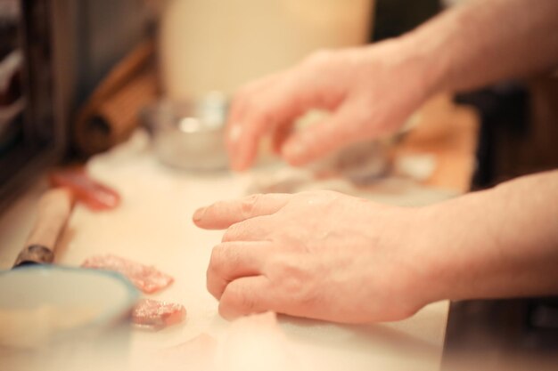 Photo close-up of hands preparing food