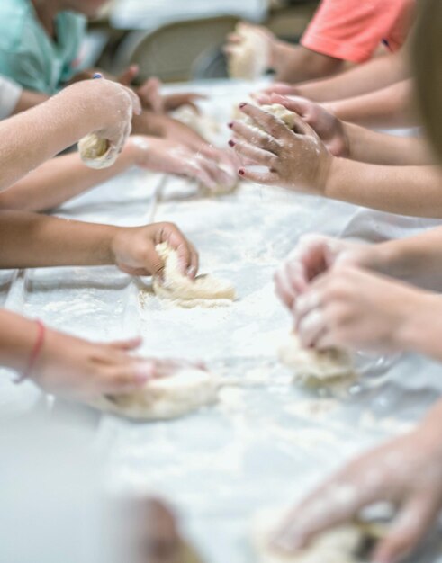 Photo close-up of hands preparing food