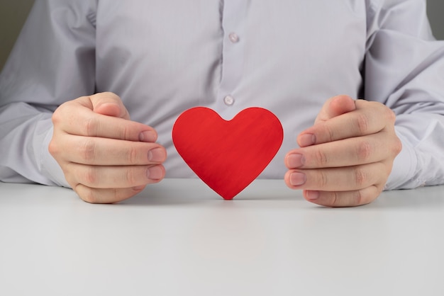 Photo close up hands and red heart