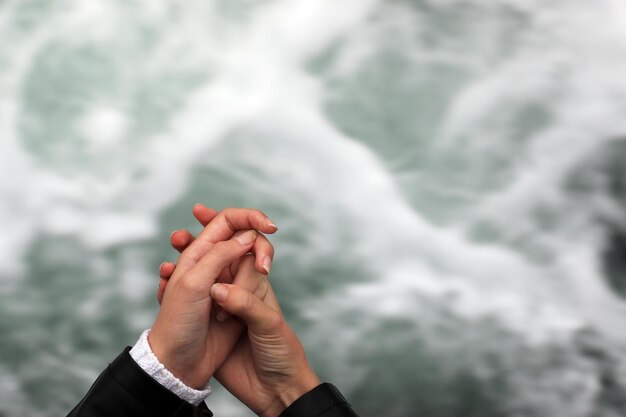 Photo close-up of hands over sea