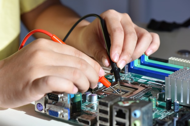 Foto chiudere le mani di un lavoratore di servizio che ripara il computer di bordo della cpu