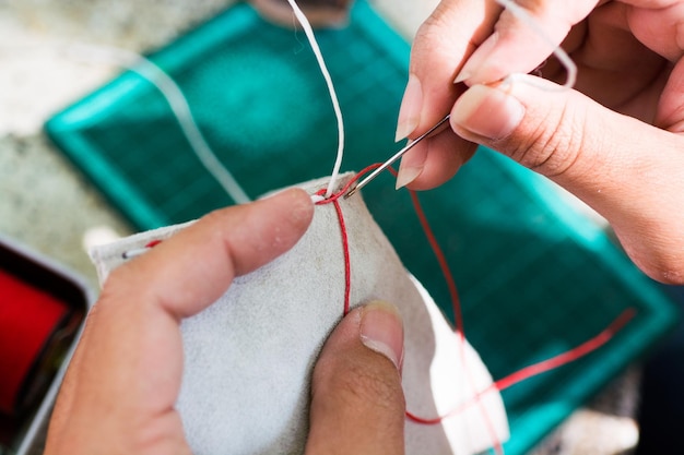 Photo close-up of hands sewing