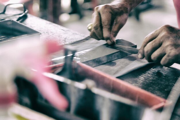 Photo close-up of hands shaping tool