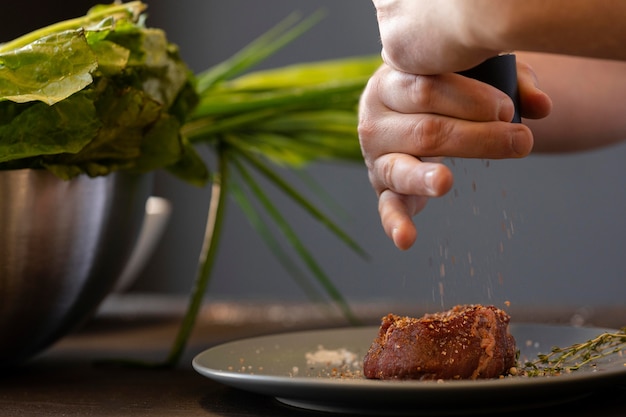 Foto mani del primo piano che spezzano il cibo