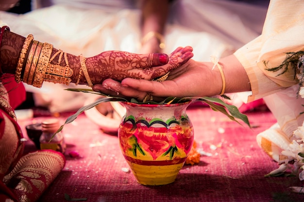 Photo close-up of hands on table