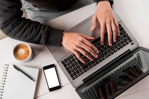 Photo close-up hands typing on keyboard