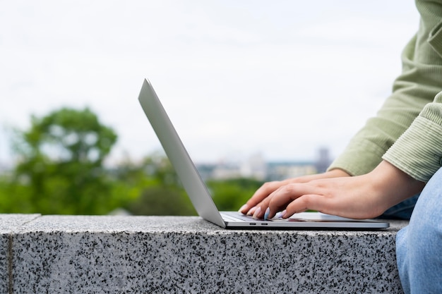 Chiudere le mani digitando sulla tastiera