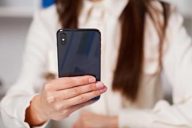 Photo close up hands used smartphone at office