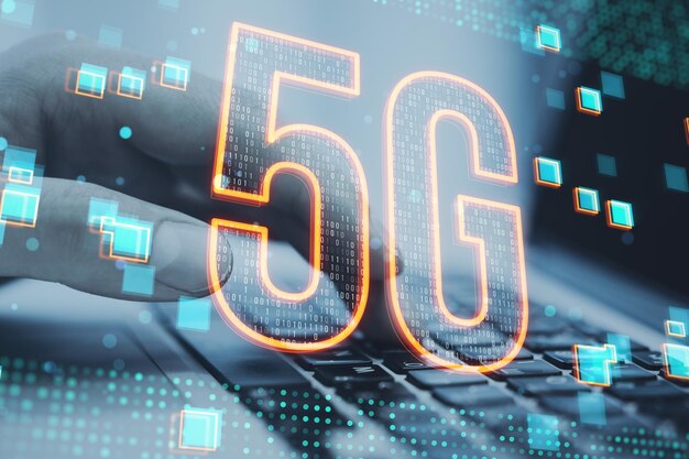 ぼやけた背景に輝く5gホログラムを持つラップトップを使用する手の接写5Gネットワークコンセプト高速モバイルインターネット新世代ネットワーク混合メディア二重露光