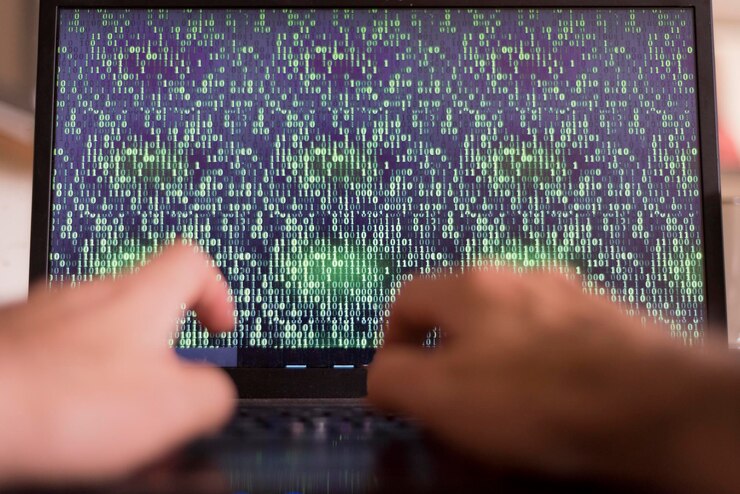 Photo close-up of hands using laptop