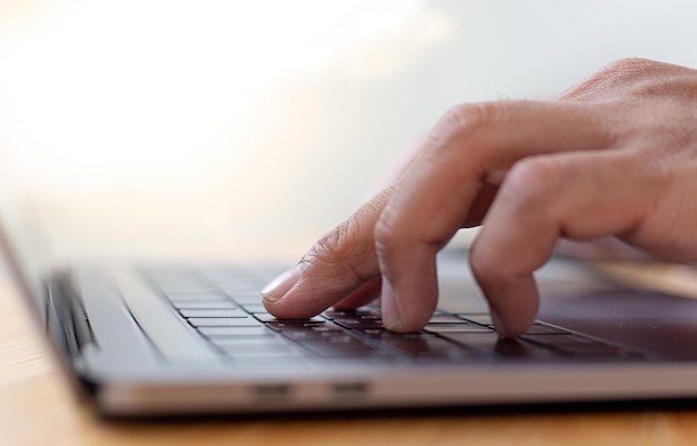 Photo close-up of hands using mobile phone