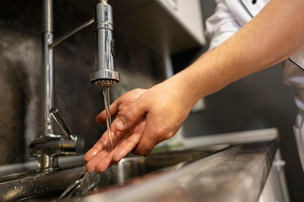 Photo close-up hands washing