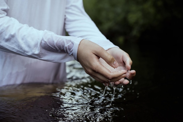 Foto close-up delle mani sopra l'acqua